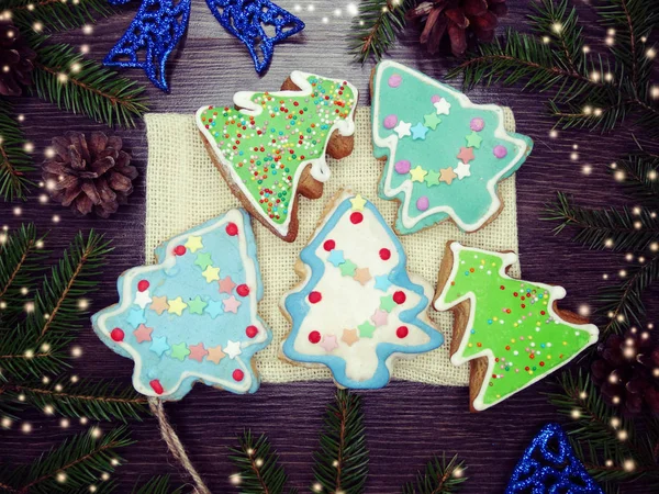 Christmas cookies pepparkakor och dekoration på trä bak — Stockfoto