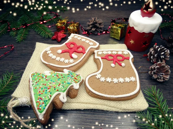 Biscoitos de Natal pão de gengibre e decoração em backgroun de madeira — Fotografia de Stock