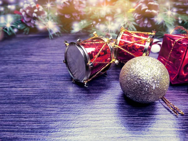 Décoration de Noël et neige sur fond bois — Photo