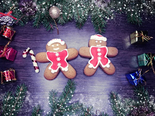 Galletas de Navidad pan de jengibre y decoración en el fondo de madera — Foto de Stock