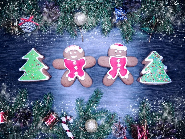 Galletas de Navidad pan de jengibre y decoración en el fondo de madera — Foto de Stock