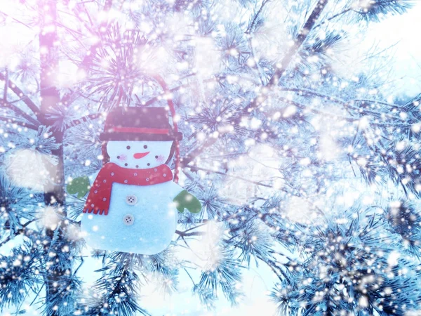 Bonhomme de neige heureux fond de Noël avec neige et flocons de neige — Photo