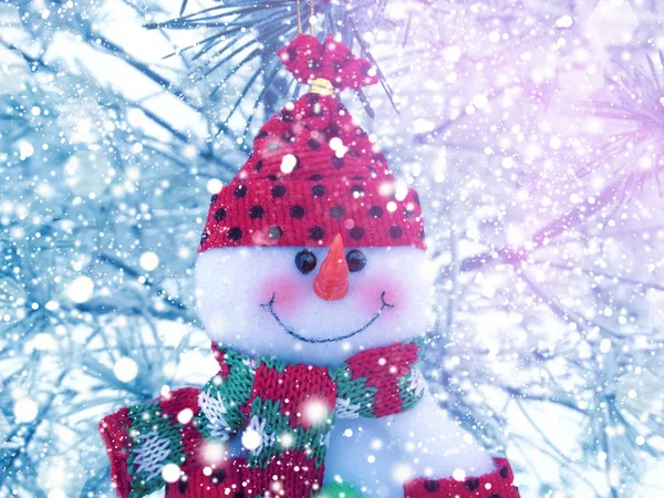 Boldog hóember karácsonyi háttér a hó és hópelyhek — Stock Fotó