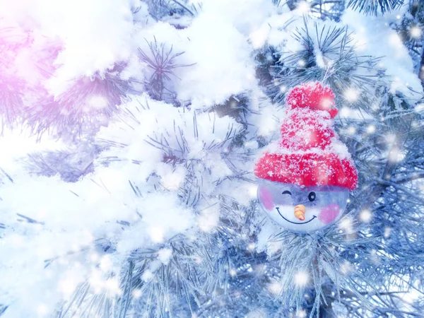 Feliz fondo de Navidad muñeco de nieve con nieve y copos de nieve — Foto de Stock