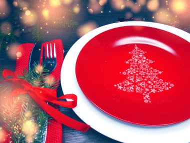 Noel tablo yer ayarını Çamın dalları ve dekorasyon