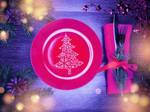 Weihnachten Tischdekoration mit Tannenzweigen und Dekoration — Stockfoto