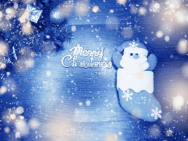 圣诞装饰和木制背景上的雪 — 图库照片