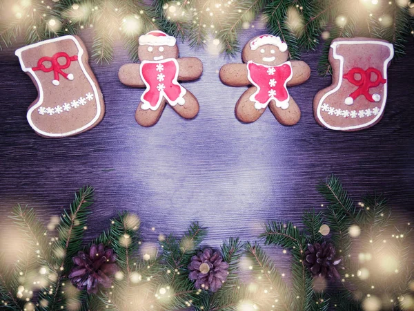 Biscuits de Noël pain d'épice et décoration sur fond en bois — Photo