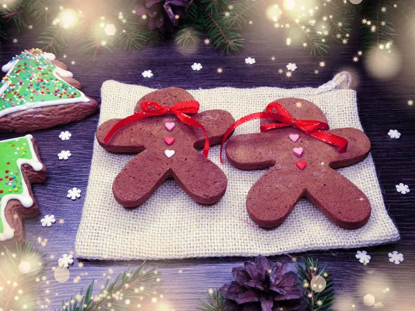 Galletas de Navidad pan de jengibre y decoración en el fondo de madera — Foto de Stock