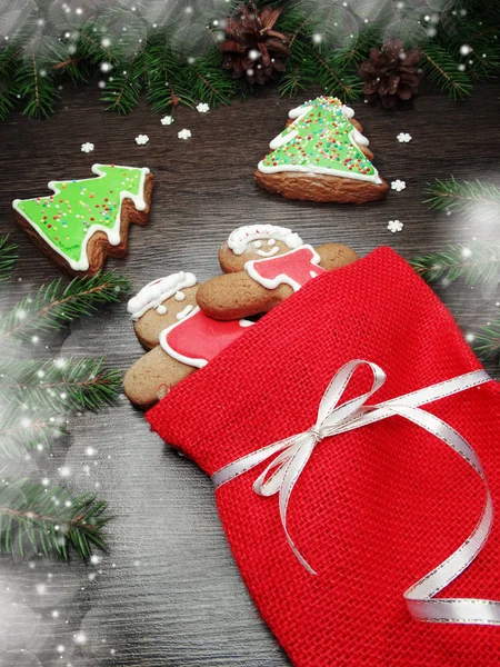 Galletas de Navidad pan de jengibre y decoración en el fondo de madera — Foto de Stock