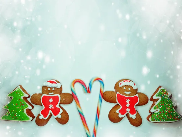 Galletas de Navidad pan de jengibre y decoración en el fondo de madera — Foto de Stock