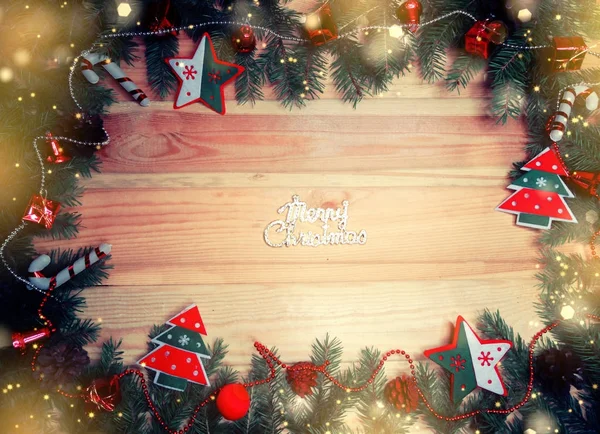 Decoración navideña y nieve sobre fondo de madera — Foto de Stock
