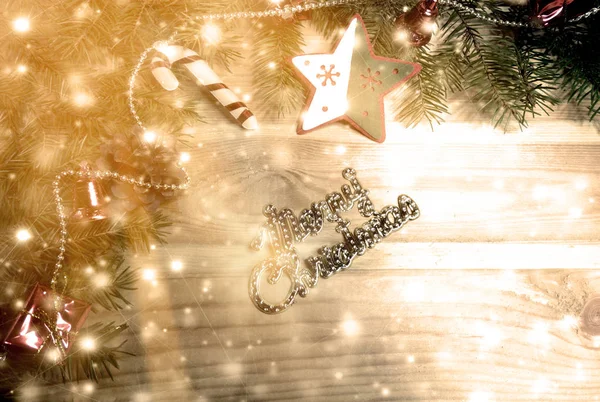 Kerstdecoratie en sneeuw op houten achtergrond — Stockfoto