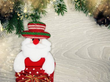 Noel dekorasyonu ve ahşap arka plan üzerinde kar