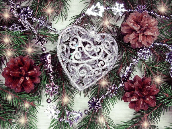 Χριστουγεννιάτικη διακόσμηση καρδιά σε φόντο κλαδιά έλατου — Φωτογραφία Αρχείου