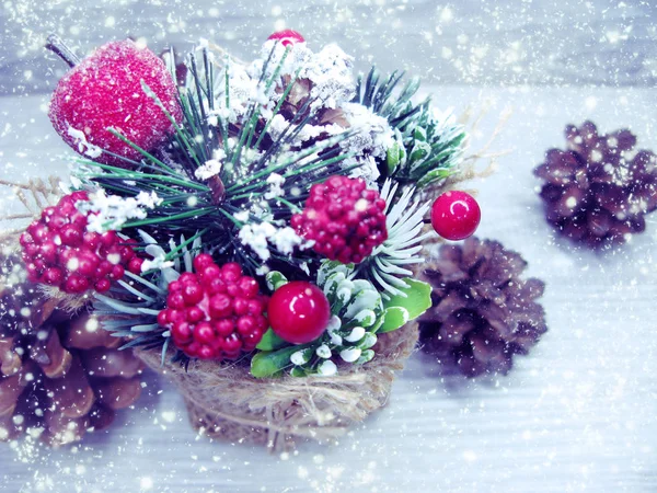 Natal decoração inverno bagas e neve no backgroun de madeira — Fotografia de Stock