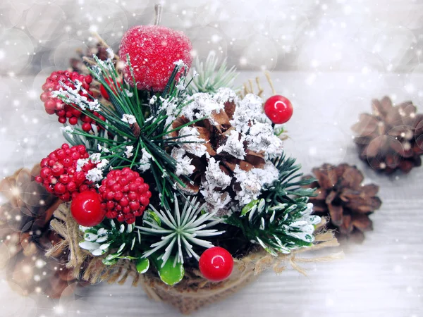 Natal decoração inverno bagas e neve no backgroun de madeira — Fotografia de Stock