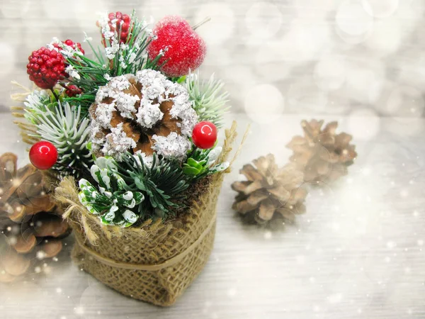 Natal decoração inverno bagas e neve no backgroun de madeira — Fotografia de Stock