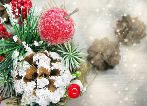 Χριστουγεννιάτικη διακόσμηση χειμερινά μούρα και χιόνια στα ξύλινα backgroun — Φωτογραφία Αρχείου