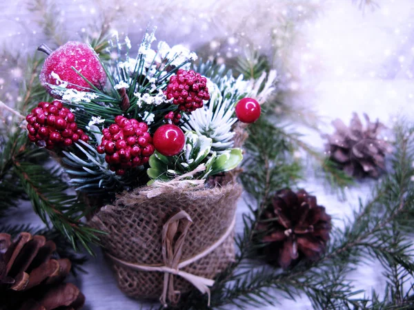 Decoración navidad invierno bayas y nieve sobre fondo de madera — Foto de Stock