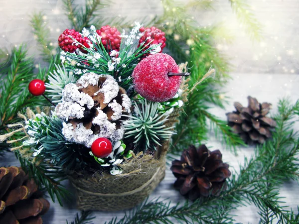 Χριστουγεννιάτικη διακόσμηση χειμερινά μούρα και χιόνια στα ξύλινα backgroun — Φωτογραφία Αρχείου