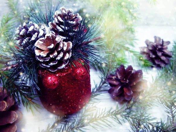 Різдвяні прикраси конусів і гірлянд на дерев'яному фоні — стокове фото