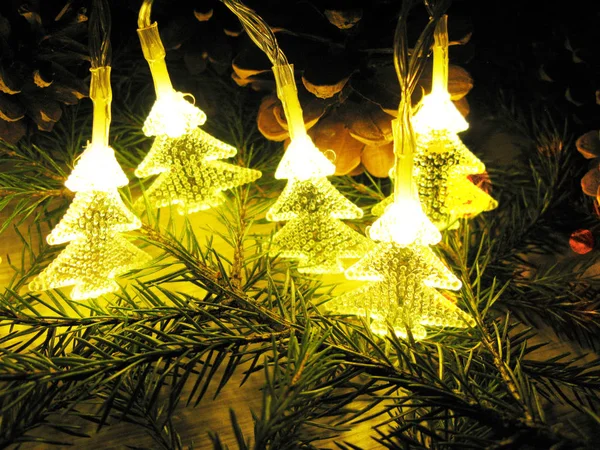 Vánoční věnec světel na dřevěné pozadí — Stock fotografie