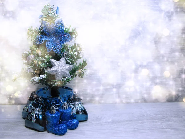 Kerstboom decoratie en sneeuw op houten achtergrond — Stockfoto
