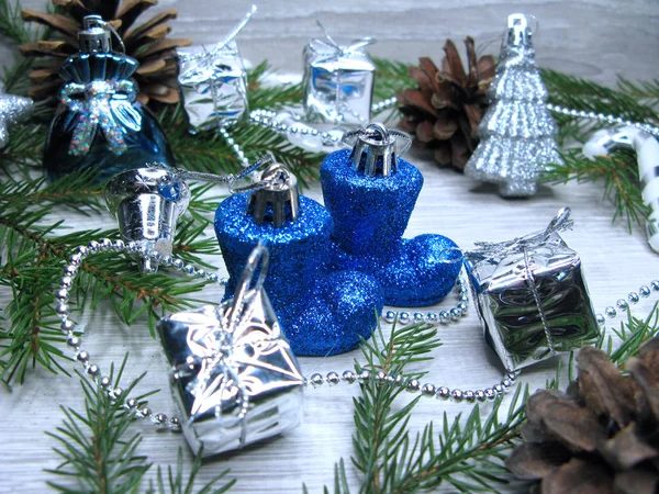 Decorazione natalizia su sfondo rami di abete — Foto Stock