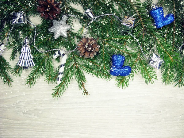 Рождественские украшения на фоне еловых ветвей — стоковое фото