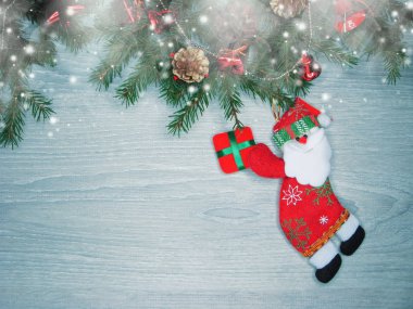 Noel dekorasyonu ve ahşap arka plan üzerinde kar