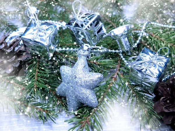 Рождественские украшения на фоне еловых ветвей — стоковое фото