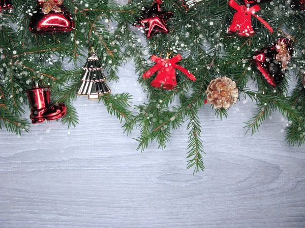 Decoración navideña y nieve sobre fondo de madera — Foto de Stock