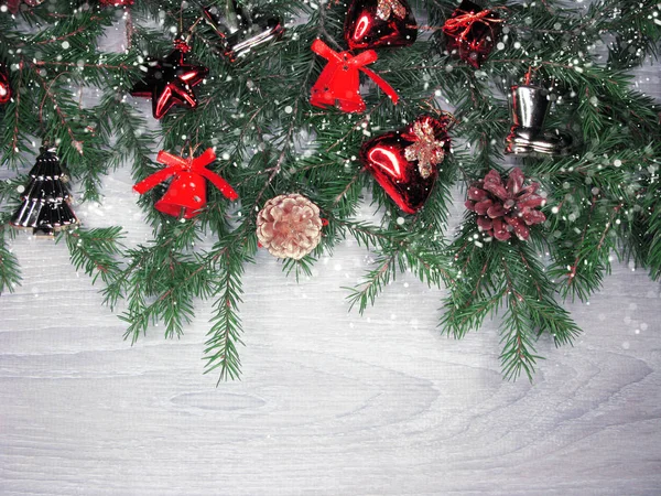 Dekorację świąteczną i śnieg na drewniane tła — Zdjęcie stockowe