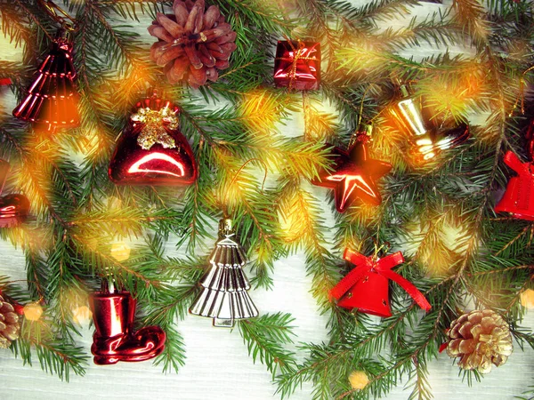 Kerstdecoratie op fir takken achtergrond — Stockfoto