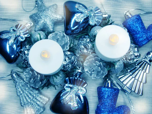 Рождественские свечи украшения и снег на деревянном фоне — стоковое фото