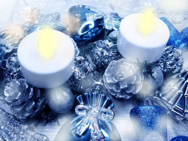 Χριστουγεννιάτικα κεριά διακόσμησης και χιόνια σε φόντο ξύλινη — Φωτογραφία Αρχείου