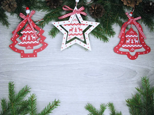 Χριστουγεννιάτικη διακόσμηση σε φόντο κλαδιά έλατου — Φωτογραφία Αρχείου