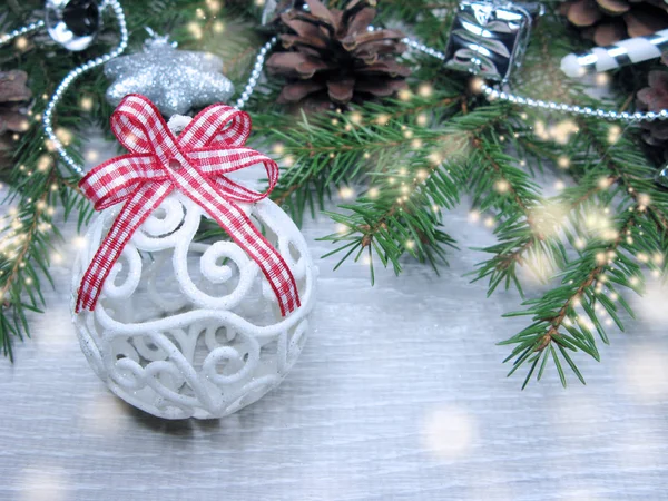 モミ枝背景にクリスマスの装飾 — ストック写真