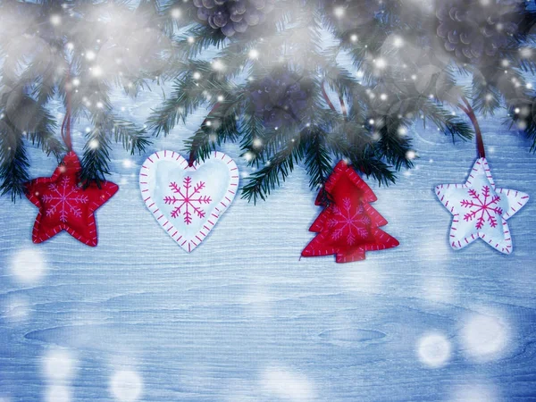 Χριστουγεννιάτικη διακόσμηση σε φόντο κλαδιά έλατου — Φωτογραφία Αρχείου