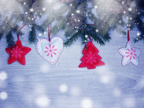 Рождественские украшения и снег на деревянном фоне — стоковое фото
