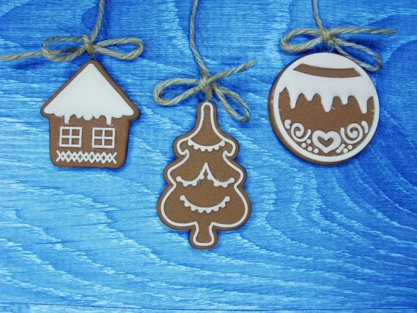 Galletas de Navidad pan de jengibre y decoración en el fondo de madera — Foto de Stock