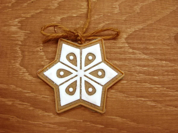 Biscoitos de Natal pão de gengibre e decoração em backgroun de madeira — Fotografia de Stock