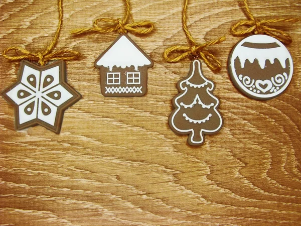 Biscotti di Natale pan di zenzero e decorazione su backgroun di legno — Foto Stock