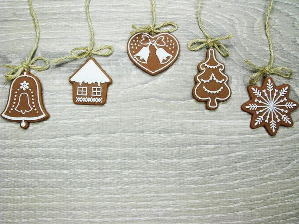 Galletas de Navidad pan de jengibre y decoración en el fondo de madera —  Fotos de Stock