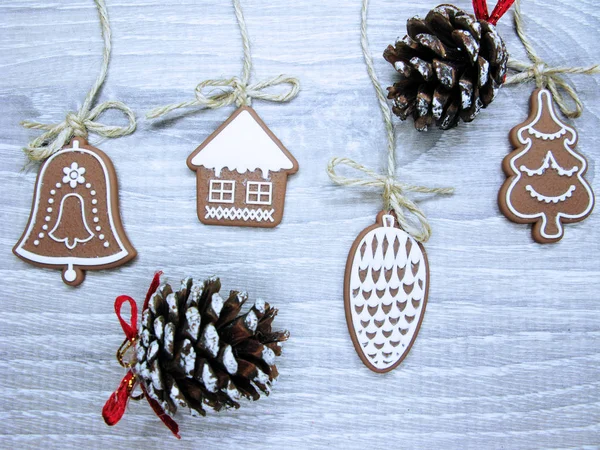 Різдвяне печиво пряник і прикраса на дерев'яному фоні — стокове фото