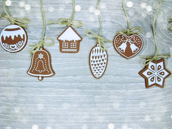 Biscuits de Noël pain d'épice et décoration sur fond en bois — Photo