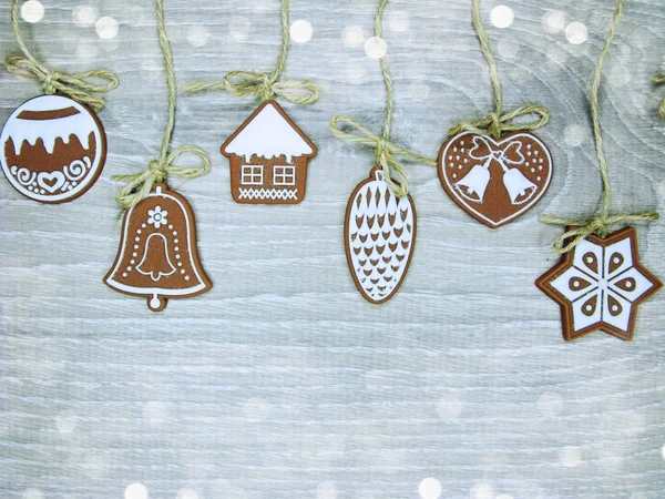 Galletas de Navidad pan de jengibre y decoración en el fondo de madera — Foto de Stock