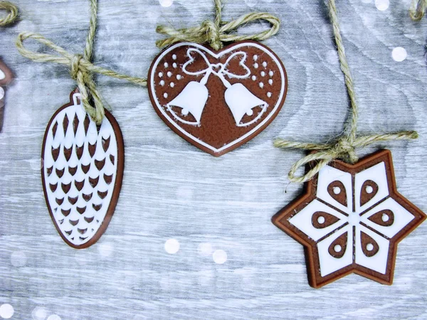 Galletas de Navidad pan de jengibre y decoración en el fondo de madera — Foto de Stock