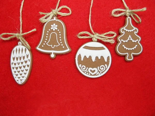 Christmas cookies pierniki i ozdoba na czerwonym tle — Zdjęcie stockowe